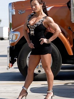 Bodybuilder Girls Lick Ebony